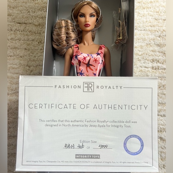 INTEGRITY TOYS BOMBSHELL BEACH NATALIA FATALE Fashion Royalty Sunkissed  NRFB - Picture 3 of 11